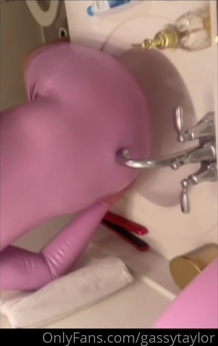 Girl farts on shower - ThisVid.com