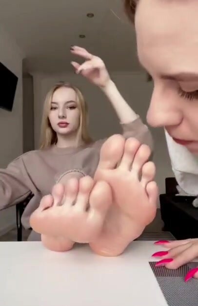 Lesbian Teeb Feet - Cute lesbian teen footworship - ThisVid.com