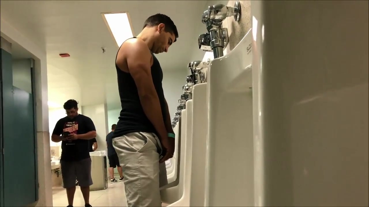COLLEGE GUYS URINAL SPY - ThisVid.com