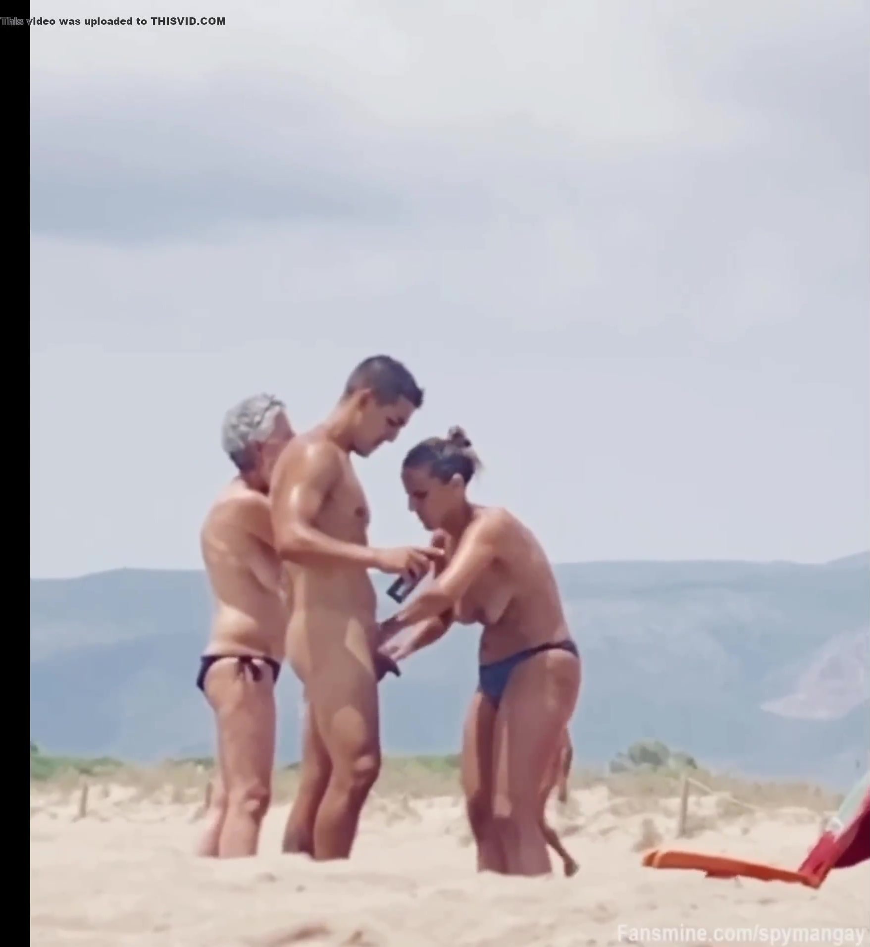 Naked guy at nude beach - ThisVid.com en anglais