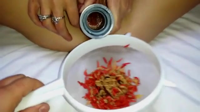 Worms In Pussy Porn - Super hot brunette puts worms in her pussy - bizarre porn at ThisVid tube