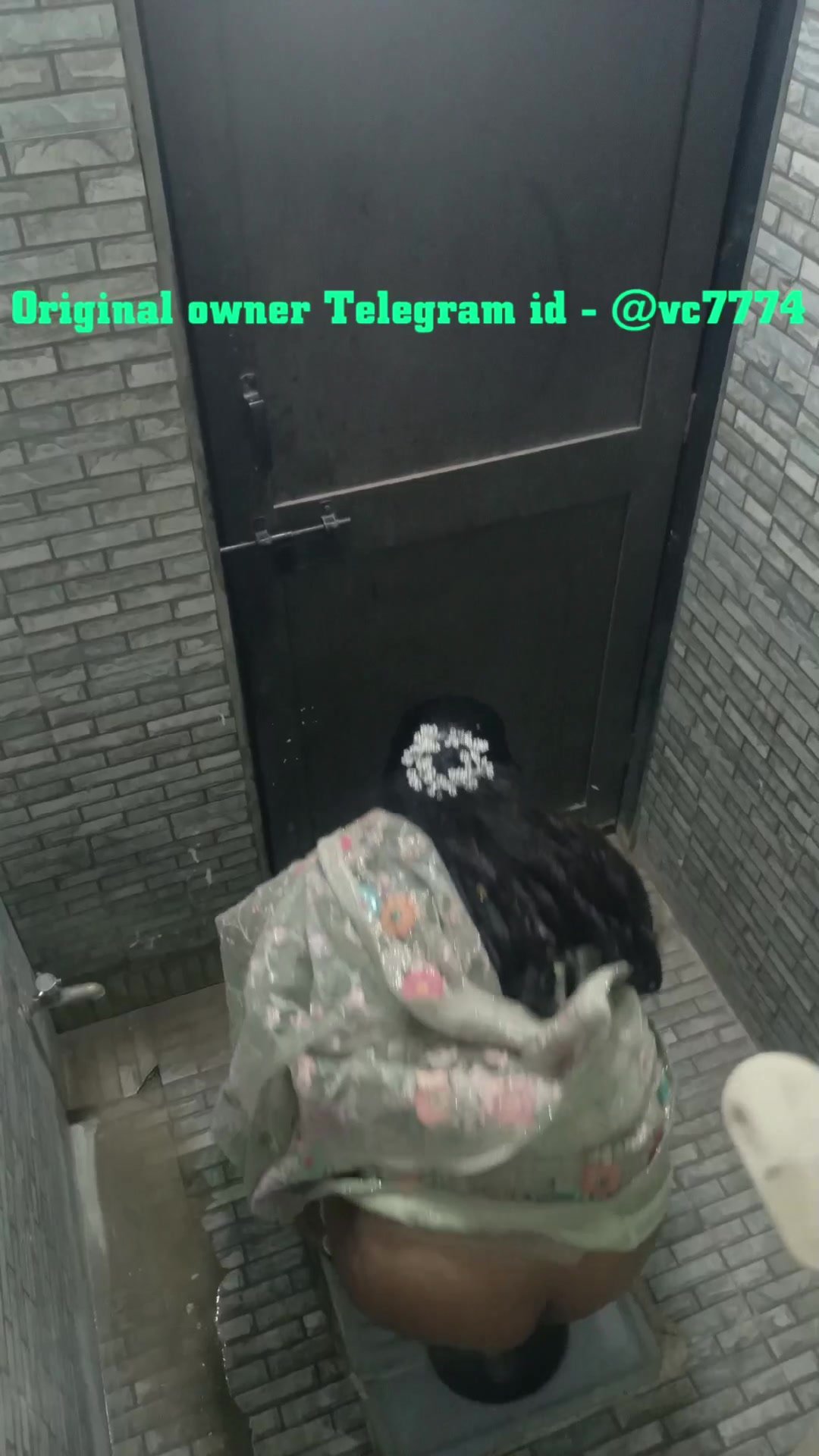 Village woman pissing - video 2 - ThisVid.com