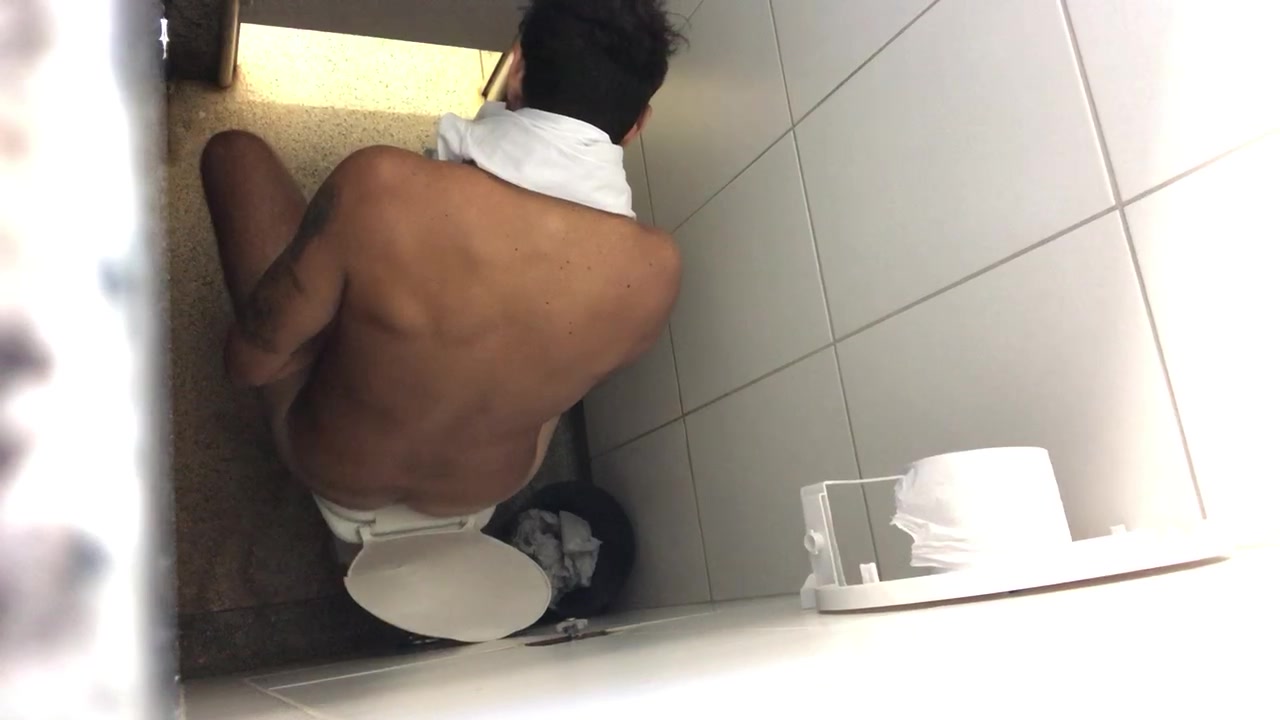 Naked in the restroom - ThisVid.com