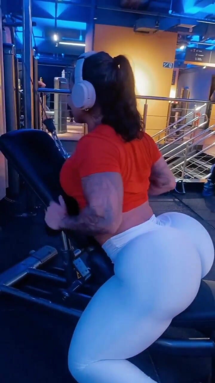 Strong woman with huge ass at the gym - ThisVid.com