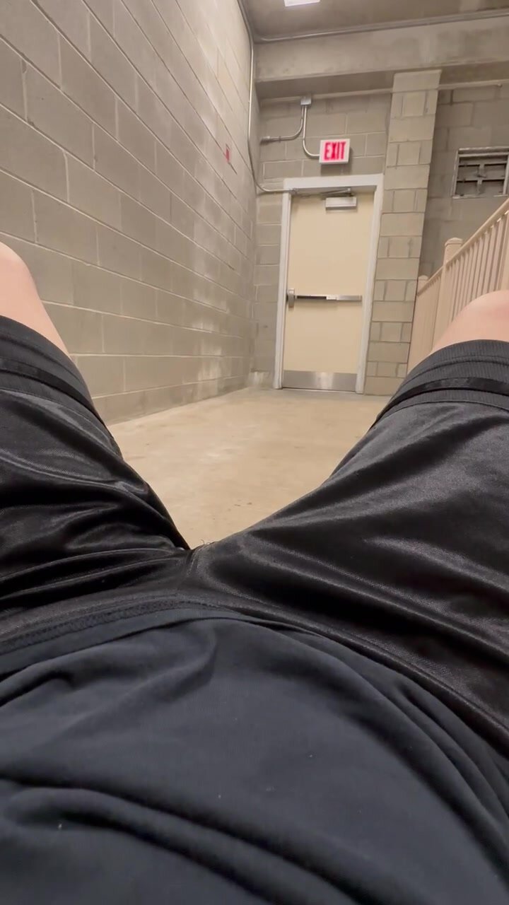 More basketball shorts farting! ;) - ThisVid.com en anglais