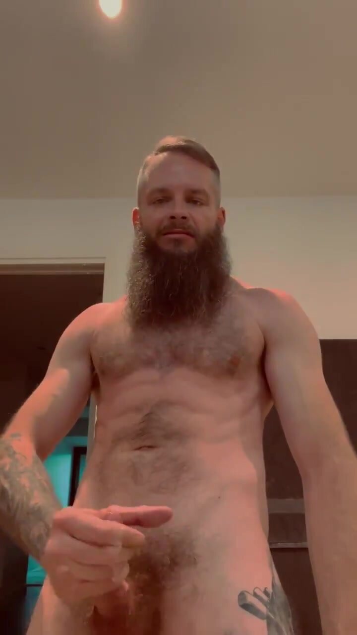 Sexy bearded guy jerks off - ThisVid.com