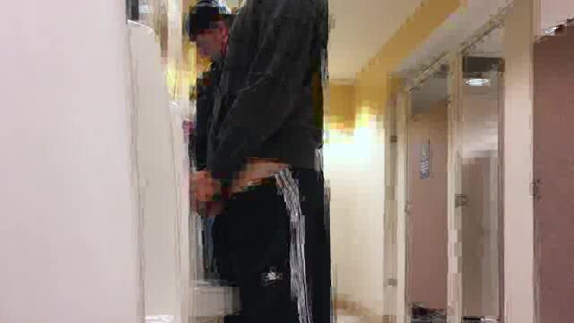 Very Busy Urinal Spy - ThisVid.com