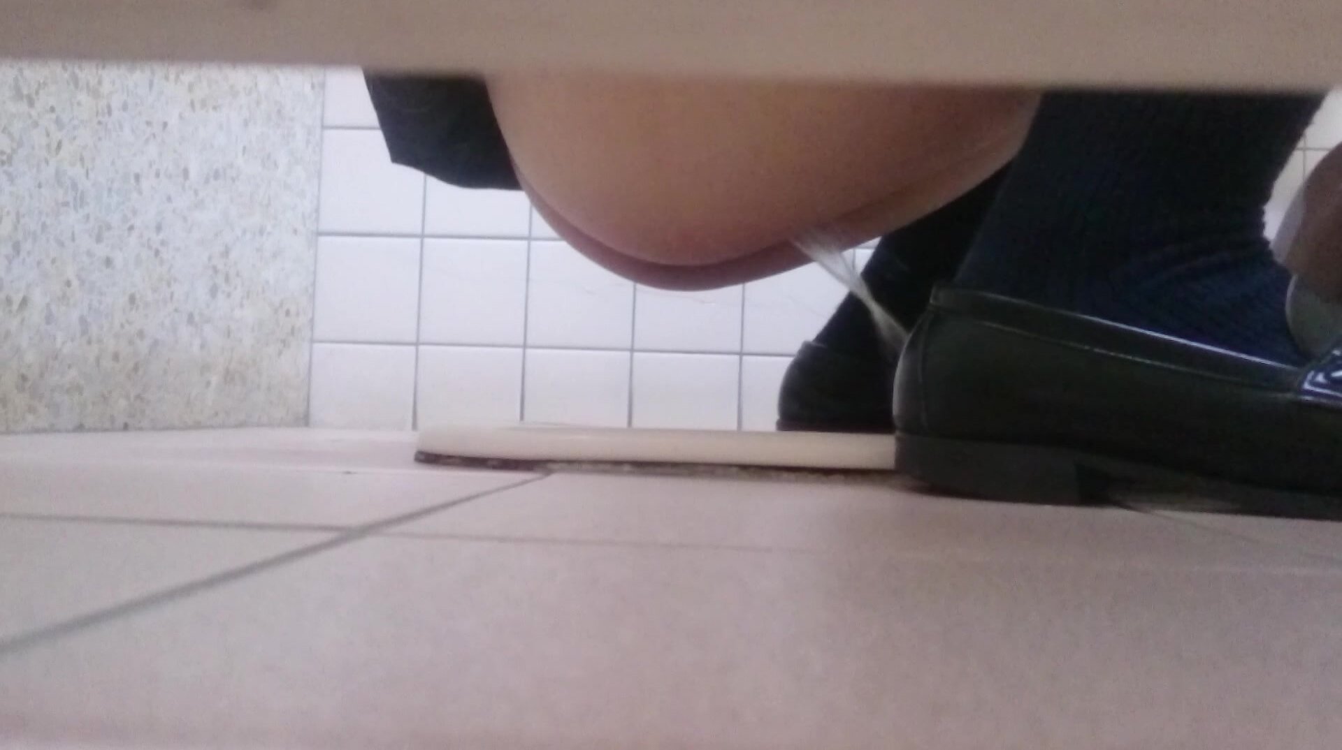 Japanese toilet voyeur - video 239 - ThisVid.com