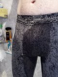 Wetting grey leggings