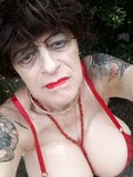 Melissa Thorn TG met monster giga boobs 12kg in de tuin..