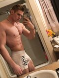SEXY MUSCLE HUNK SHOWING OFF