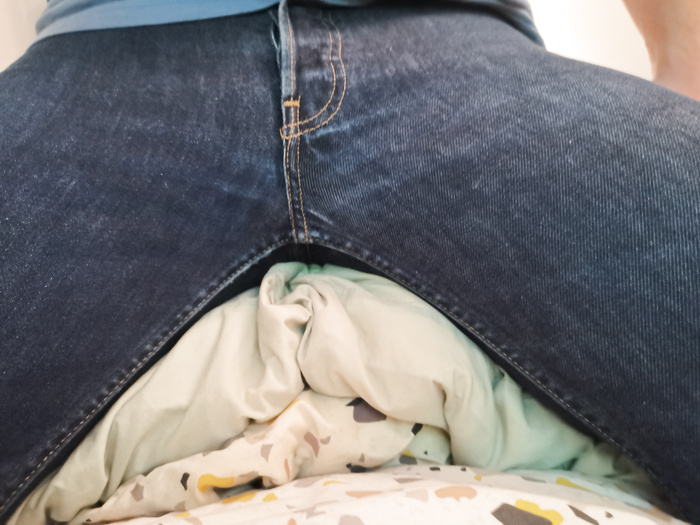 Straddling cushion in tight levis