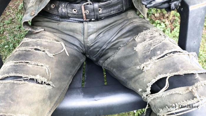 Pissing in dirty Jeans