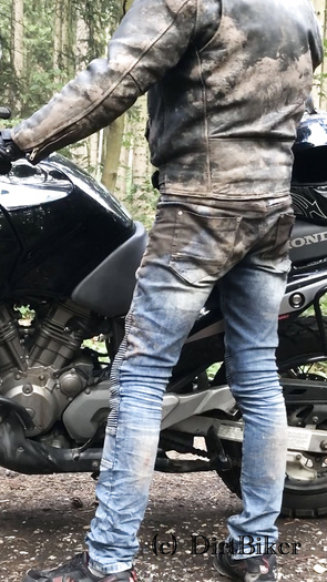 Pissing in dirty Jeans