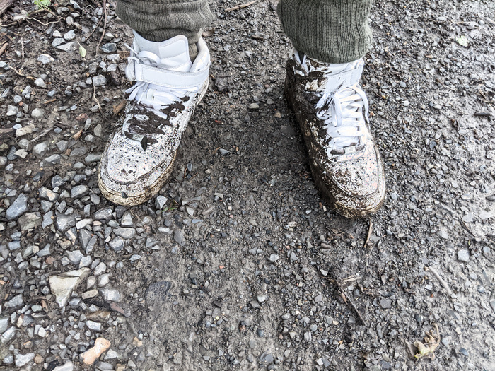 White Nike AFO sinkt in mud