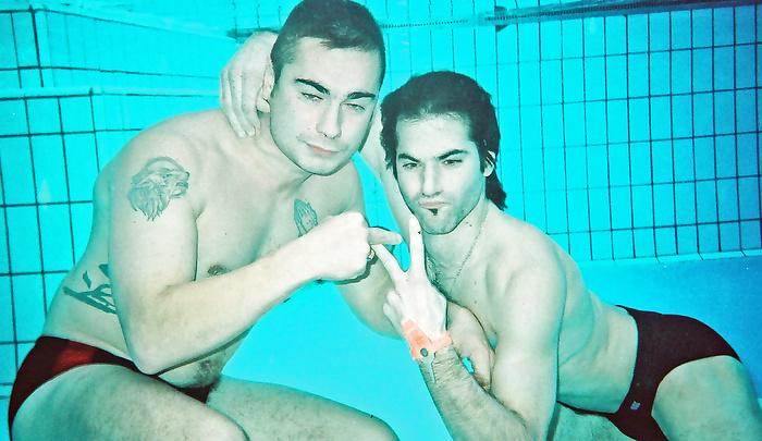 Barefaced sexy frenchies underwater