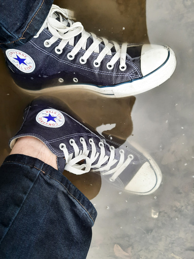Wet blue Converse