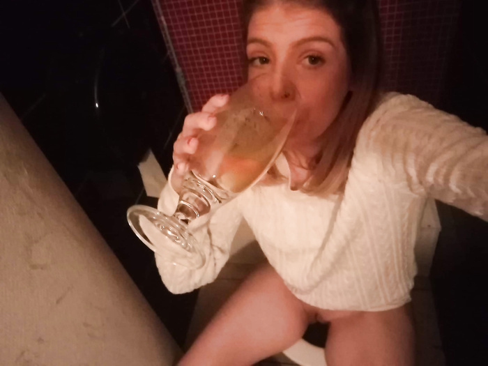 Piss drinking escort in a toilet of a bar