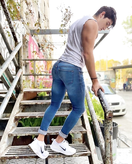 Guys in tight Jeans!