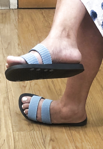 MILF sandaled feet exposed at walk-in