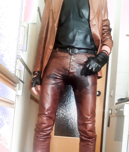 Hope to have my stinky brown leather pants well prepared for a filthy gay party this evening…. They are once more fully soaked, and clearly smelling as hell.