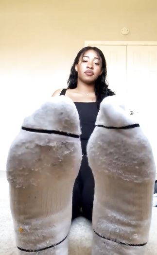 Black bitch smelly socks/feet - P1