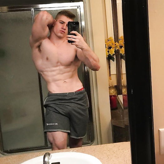 SEXY MUSCLE HUNK SHOWING OFF