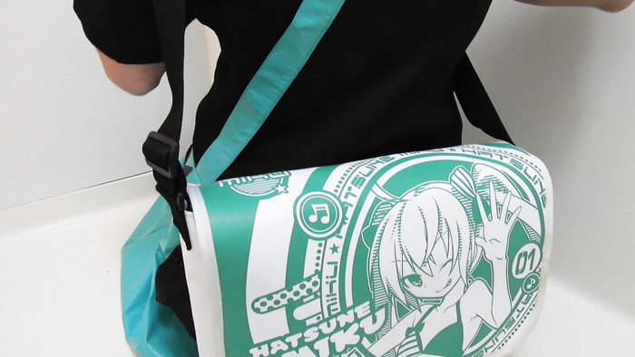 Pooping to Hatsune Miku bag with cosplay