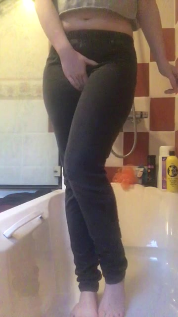 Teen peeing her jeans in bath