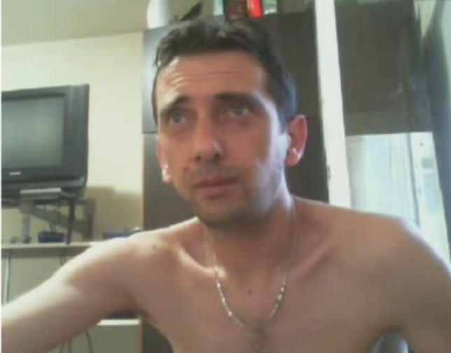 Straight romanian guy wanking on cam - video 3
