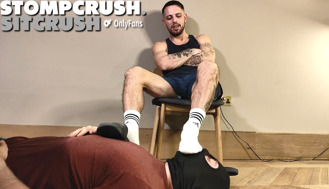New Vid. Gay slave made to lick str8 lads feet