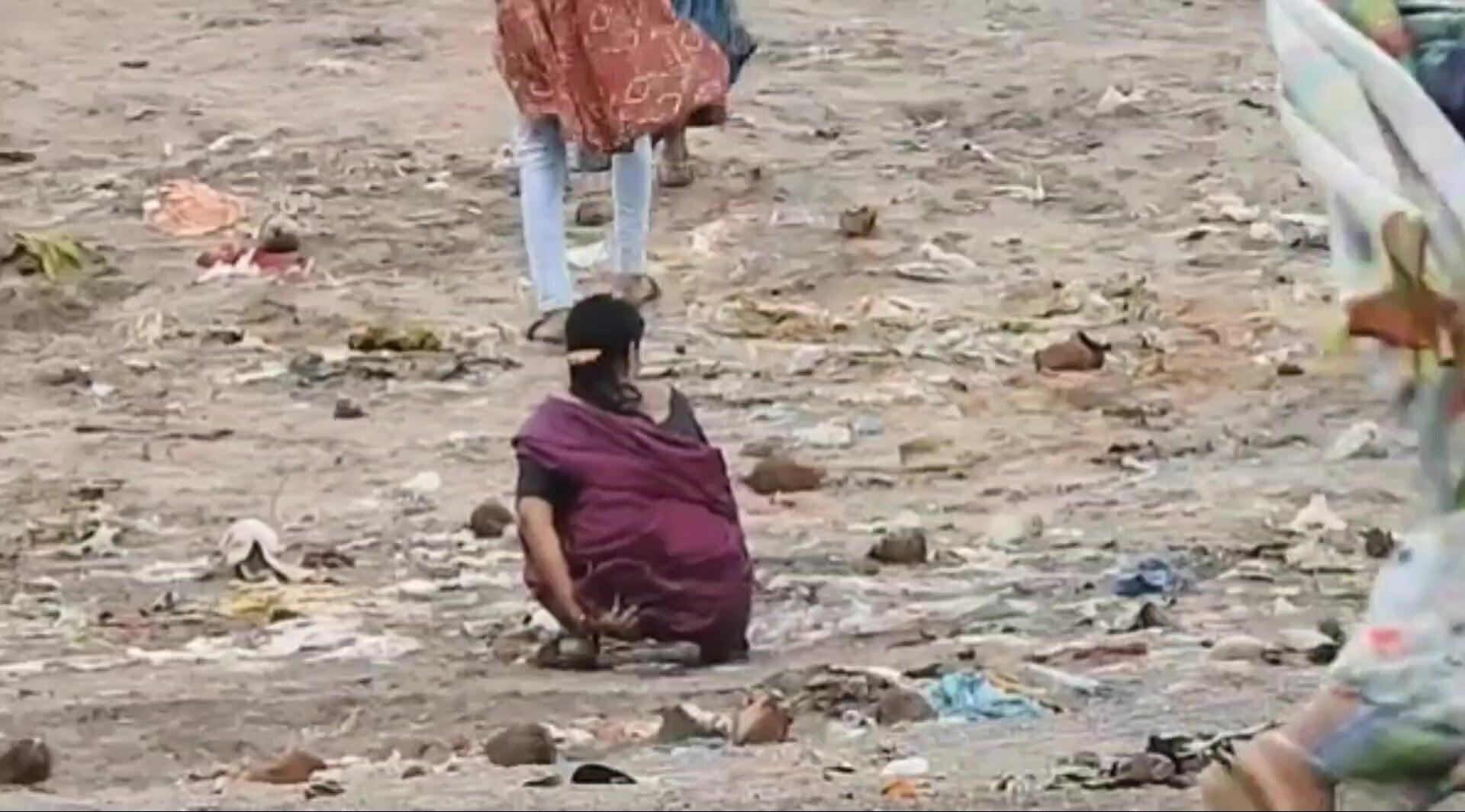 Indian lady open pee