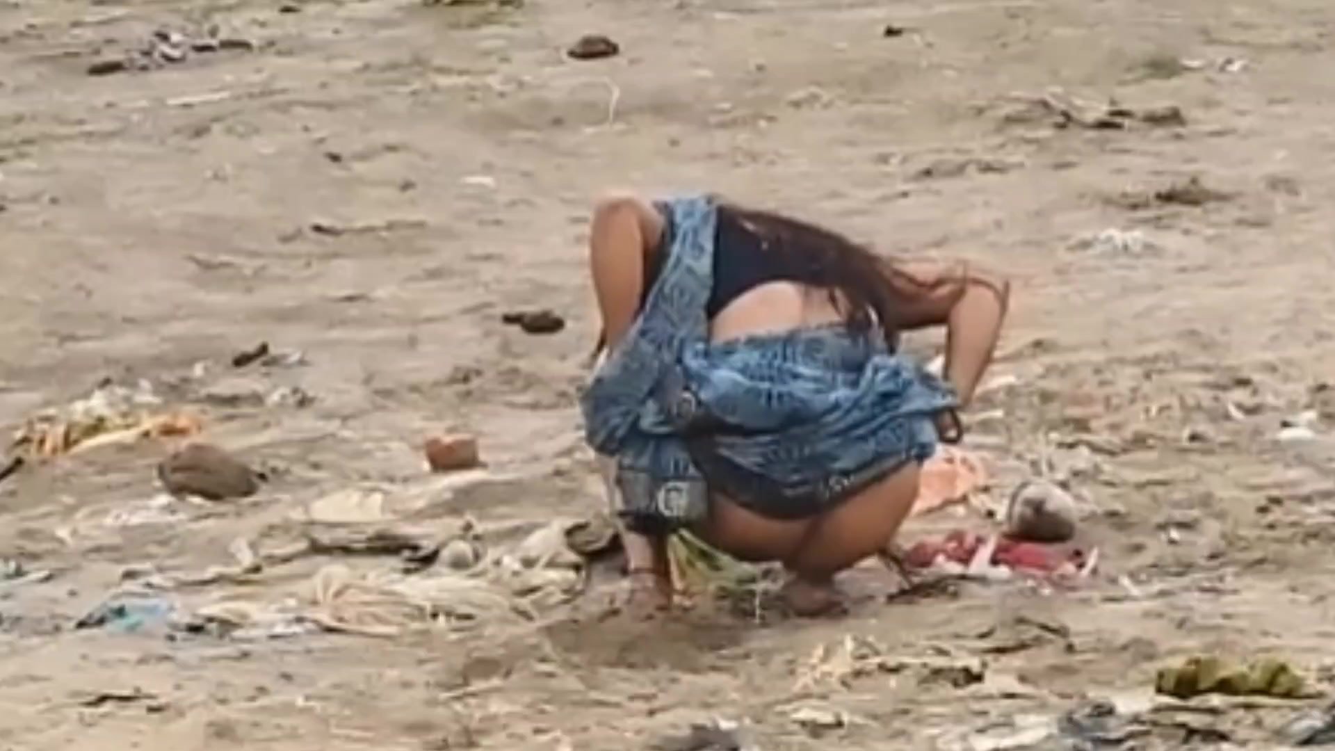 indian beautifully lady pissing in public place