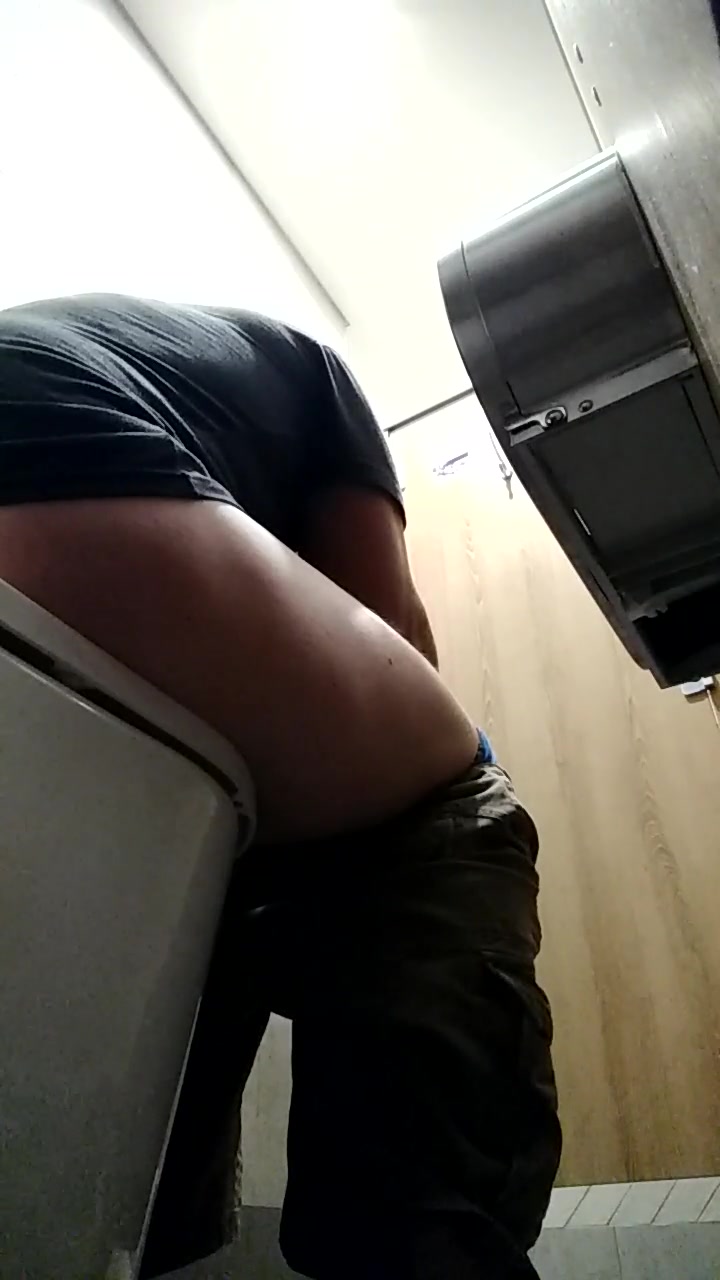toilet bd 55B- Hunky hunk pooping back view