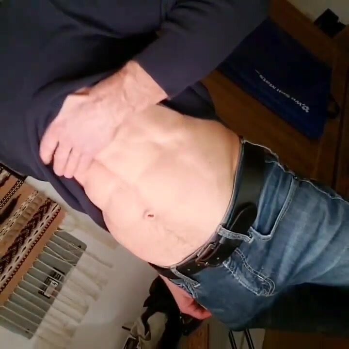 Muscle hottie lifting his shirt up in slowmo