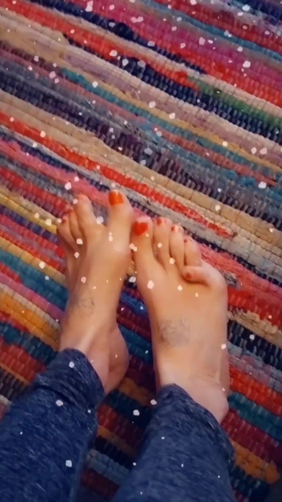 Overlapping pinky toe girl 1 - ThisVid.com