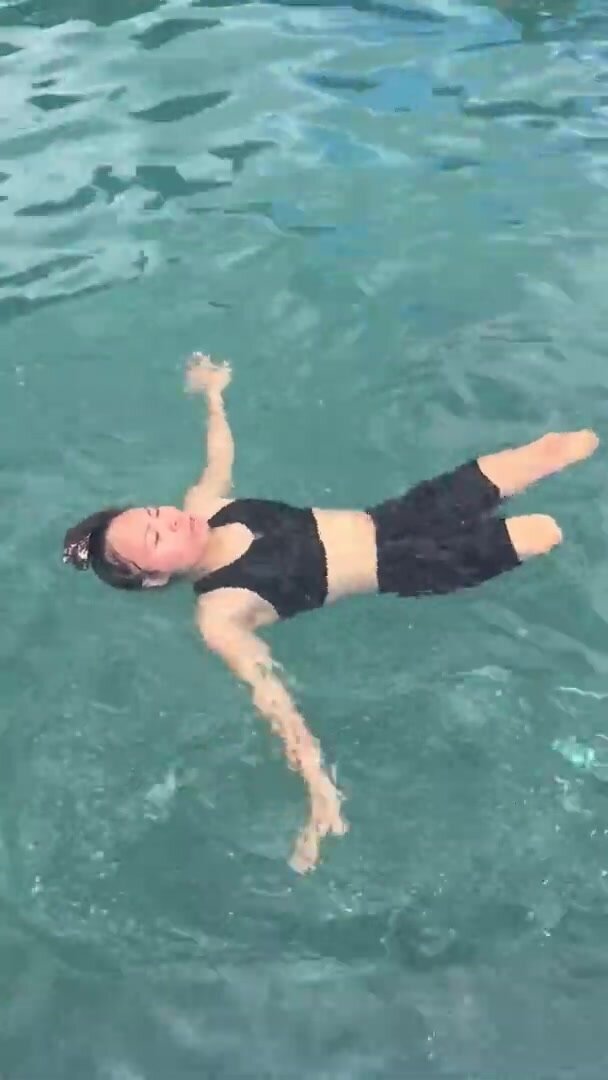 legless girl swimm