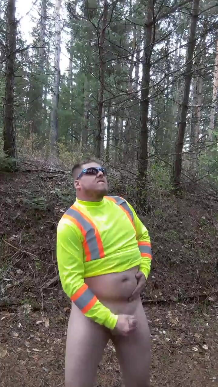 Chub tradie takes a bate break