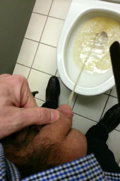 Pissing at work - video 3