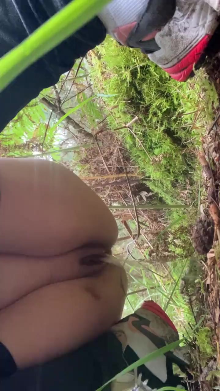 Shaved opened pussy pees in grass during hike