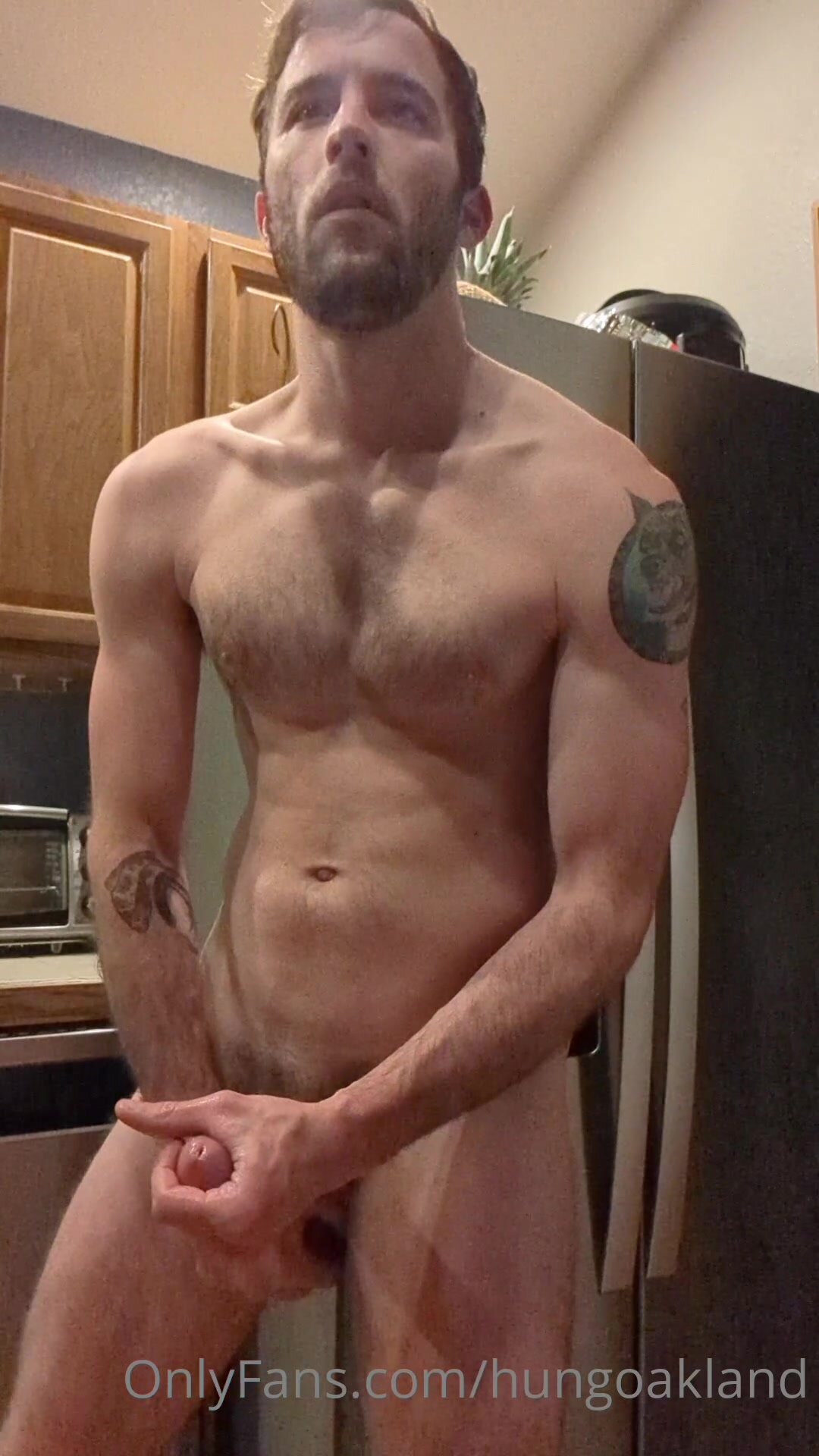 Scruffy dude jerking off in the kitchen