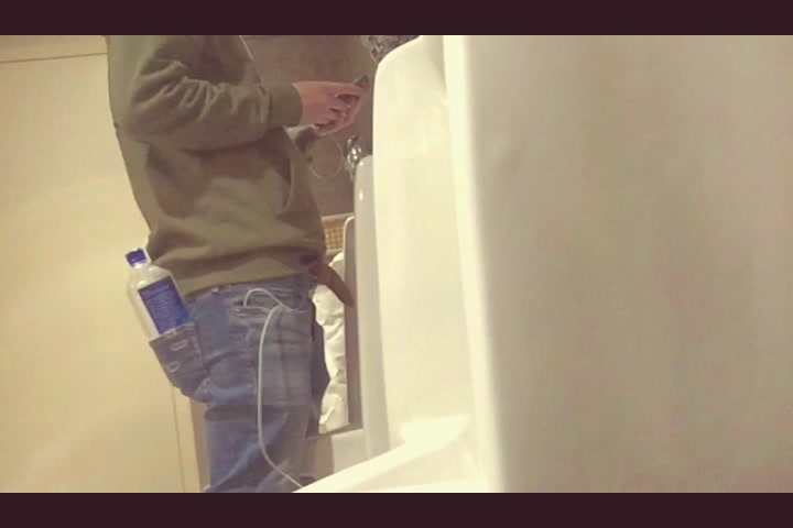 2 man urinal show off