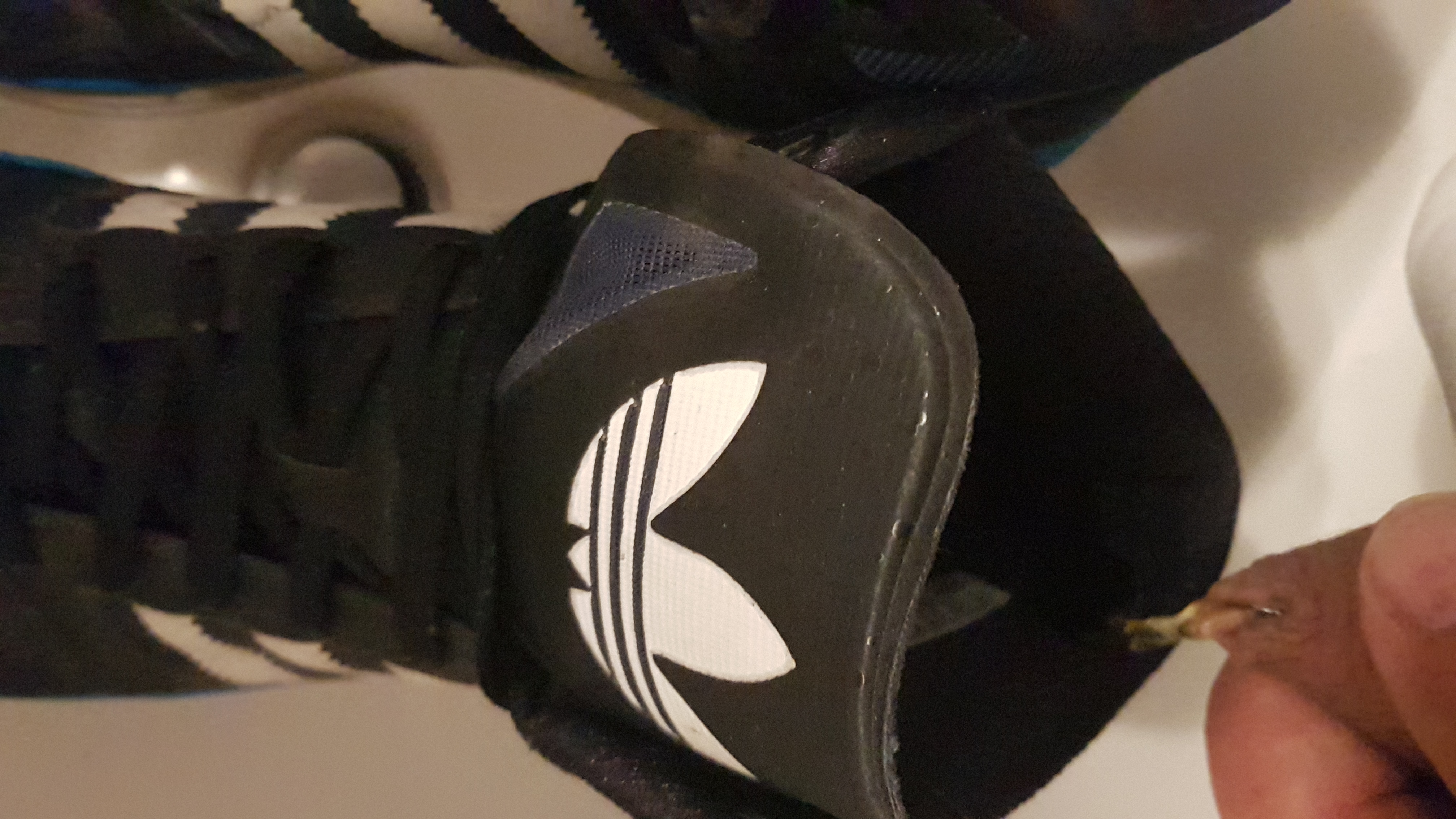 Piss adidas sneaker