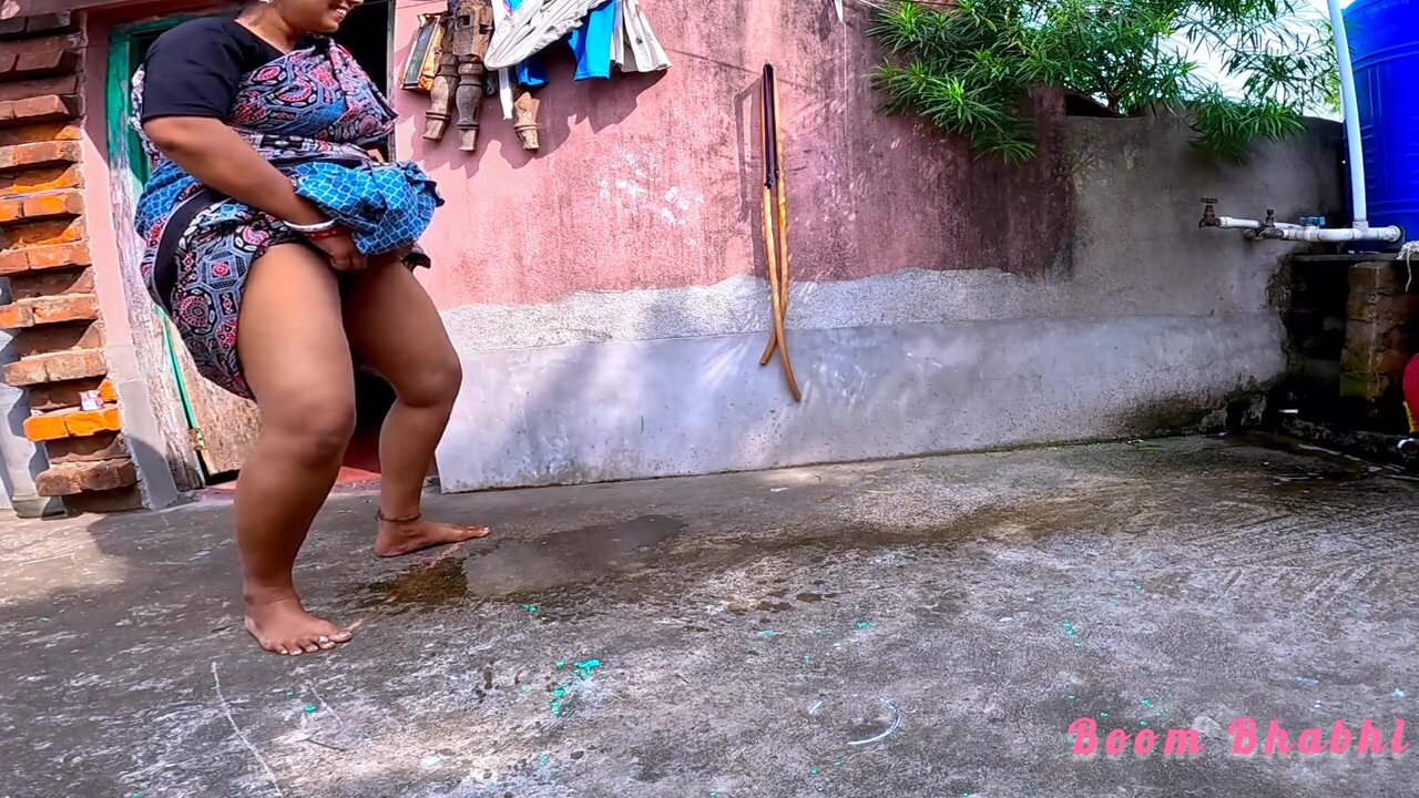 Indian bhabhi pissing in standing