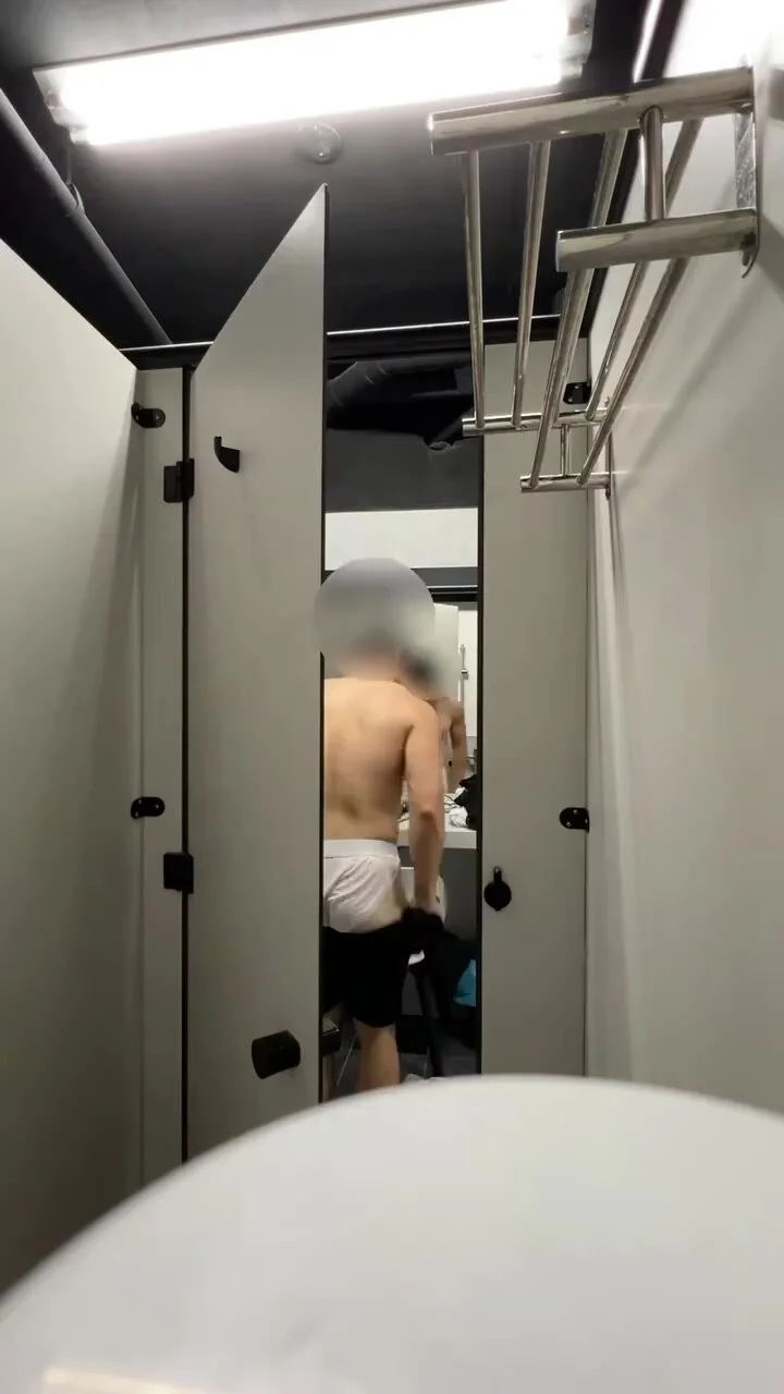 Changing naked public shower - ThisVid.com