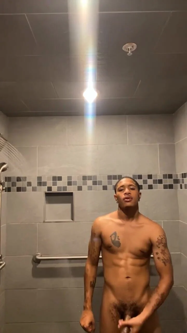 Sexy light-skinned trade naked in the shower - ThisVid.com