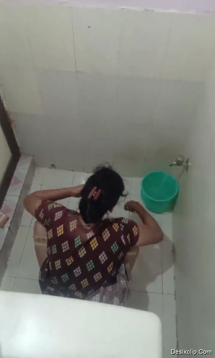 Indian girl Pissing in toilet spy cam - ThisVid.com en anglais