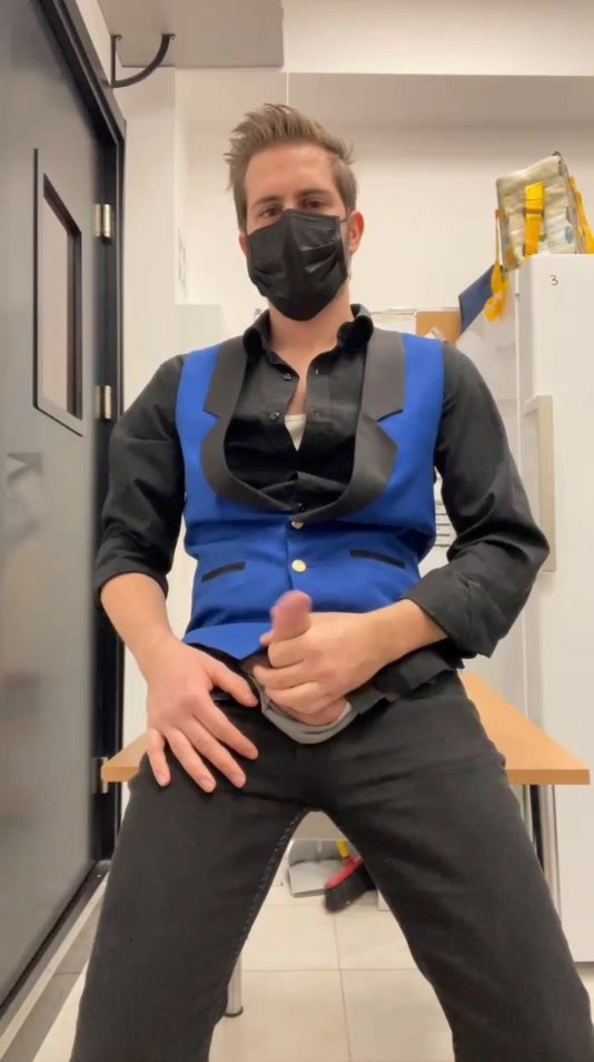 Italian is jerking at work (no cum)