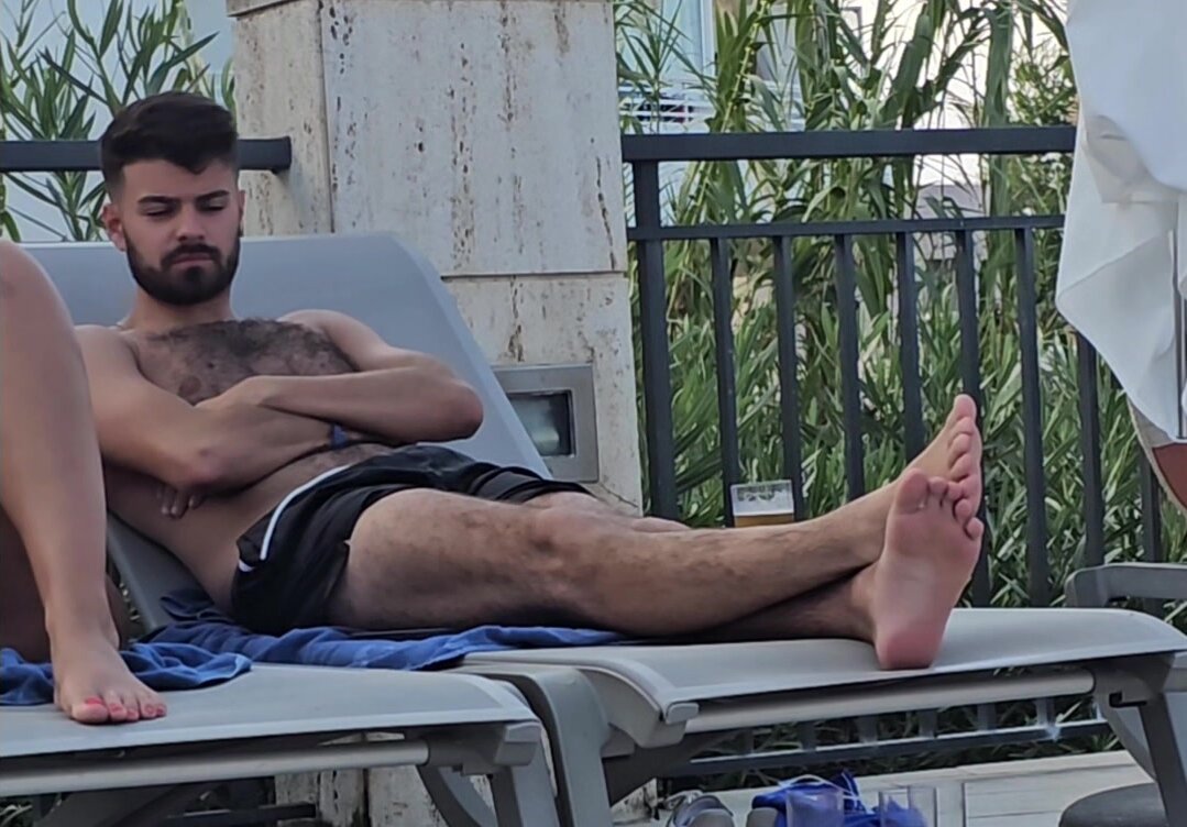 Candid guy bare soles