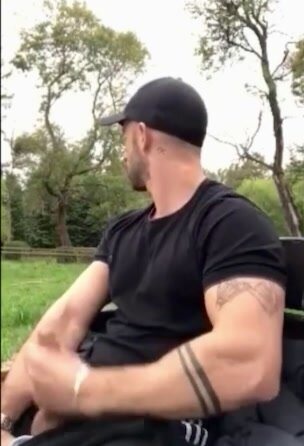 SEXY BEARDED MUSCLE GUY WANK AND CUM ON PARK BENCH HUGE